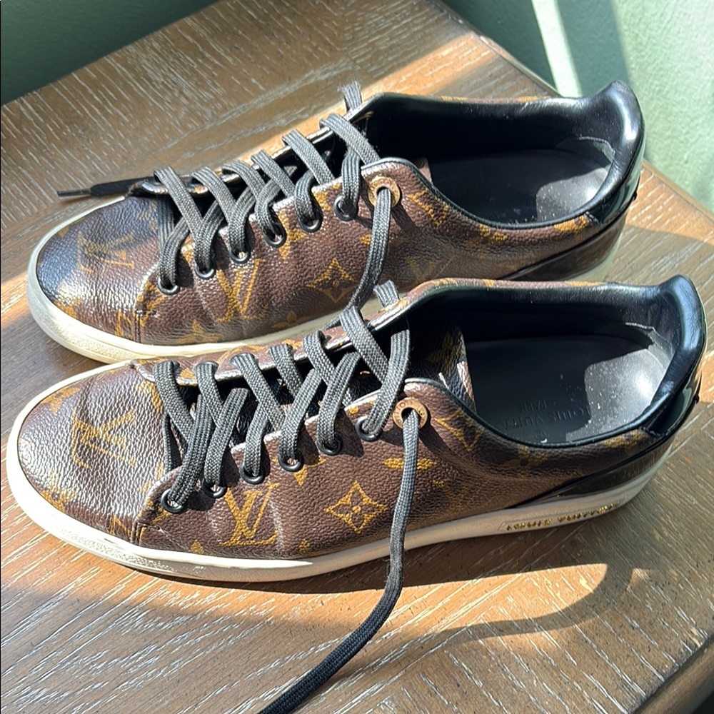 Authentic Louis Vuitton Front row sneakers